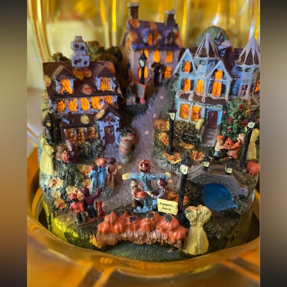 Thomas Kinkade Illuminated Glass Pumpkin "Reflections Of A Harvest Season". - Picture 9 of 10